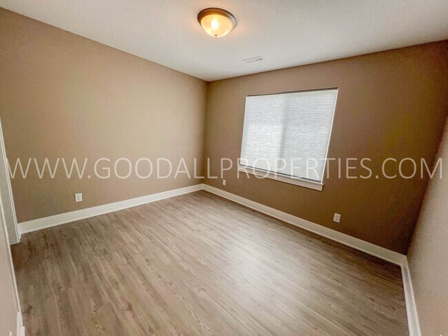 Building Photo - 4 Bedroom 3.5 bathrooms with a walkout finished basement in Norwalk