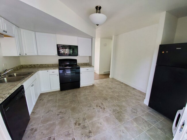 Building Photo - Close proximity to City Park!
