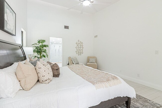 Building Photo - Newly Renovated 3 Bedroom Pool Home in Des...