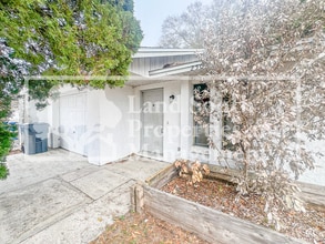 Building Photo - 250 Village View Ln