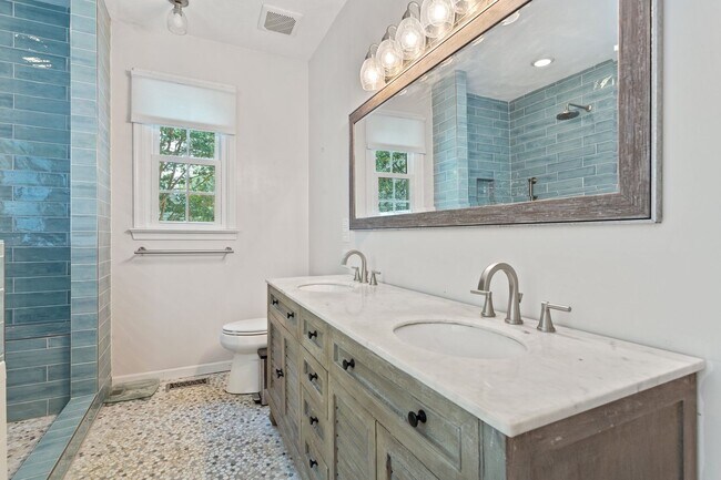 Building Photo - 5BR/3BA with Fresh Paint and New Carpet in...