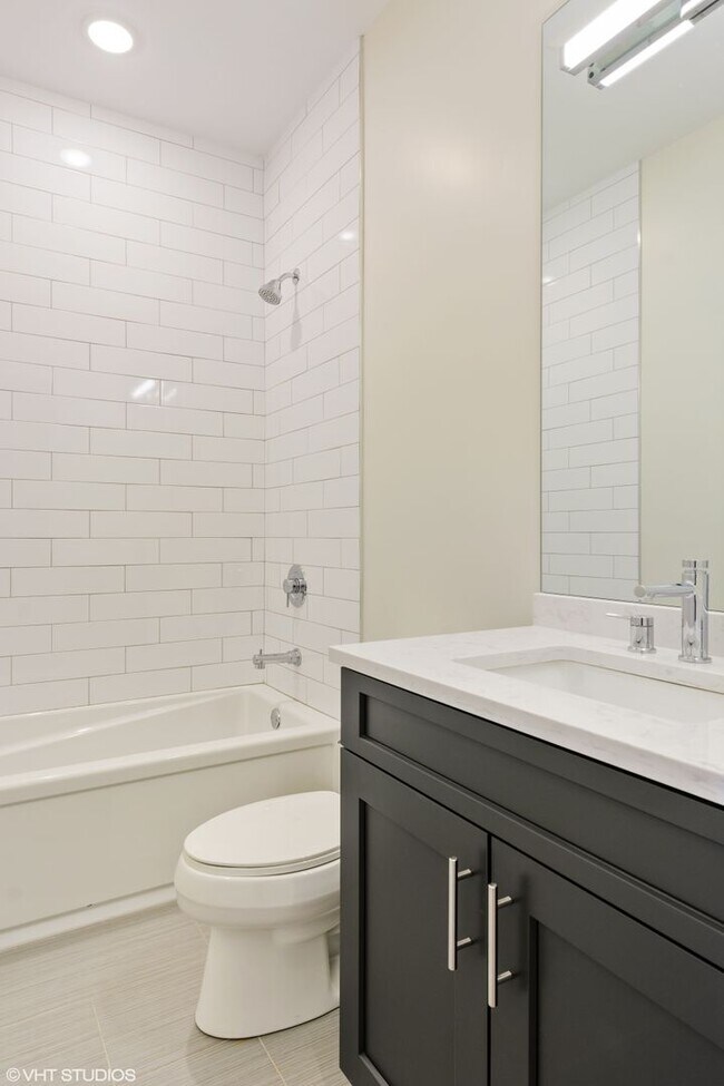 Building Photo - Pet Friendly 3 Bed 2 Bath Condo Quality in Roscoe Village