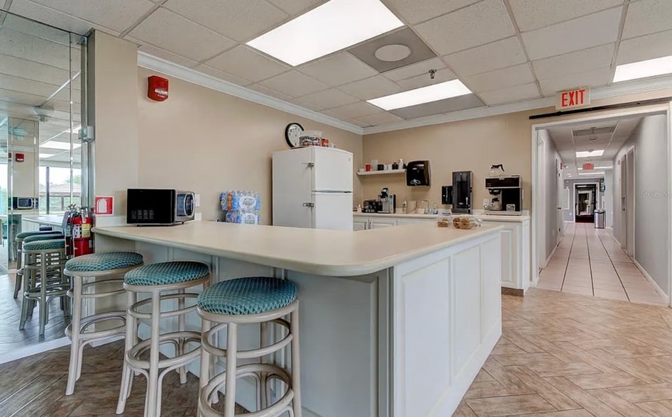 Community kitchen - 7050 Sunset Dr S