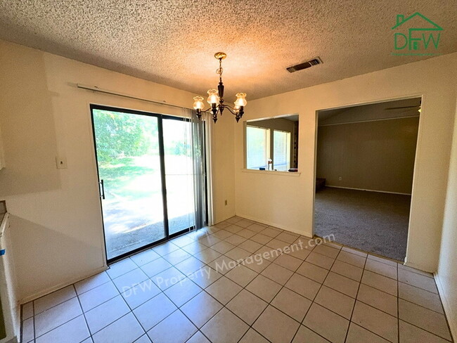 Building Photo - Spacious 3-Bed / 2-Bath Home with Large Fenced Backyard in Quiet Benbrook Neighborhood