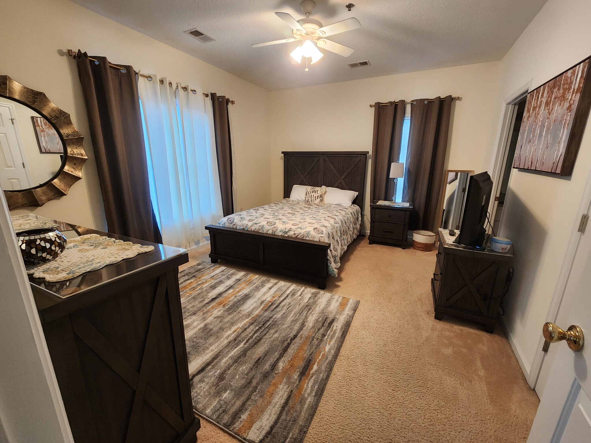 Large, Bright Master Bedroom - 2090 Cross Gate Blvd