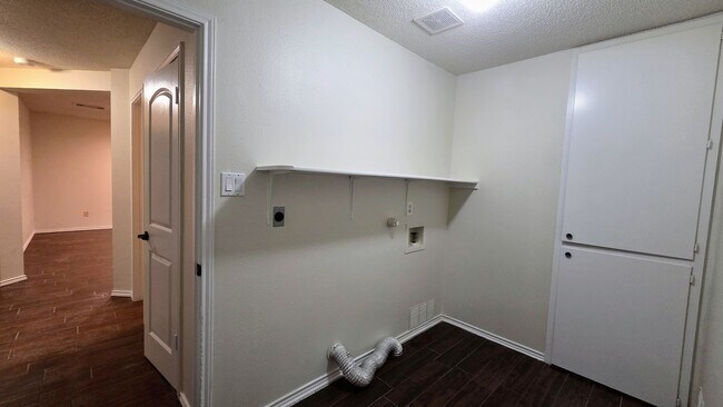 Building Photo - Woodlake Park Spacious move in Ready home over 2100 square feet.