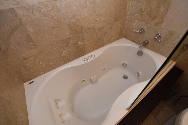 Building Photo - 400 Golden Isles Dr