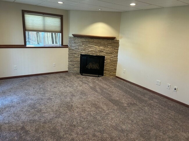Building Photo - 605 N Daisy Ave