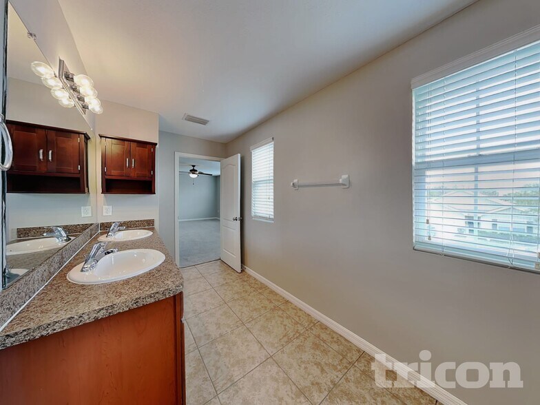 Building Photo - 3799 Crossline Dr