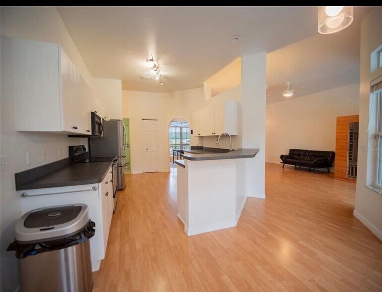 Building Photo - 720 NW Zack Dr