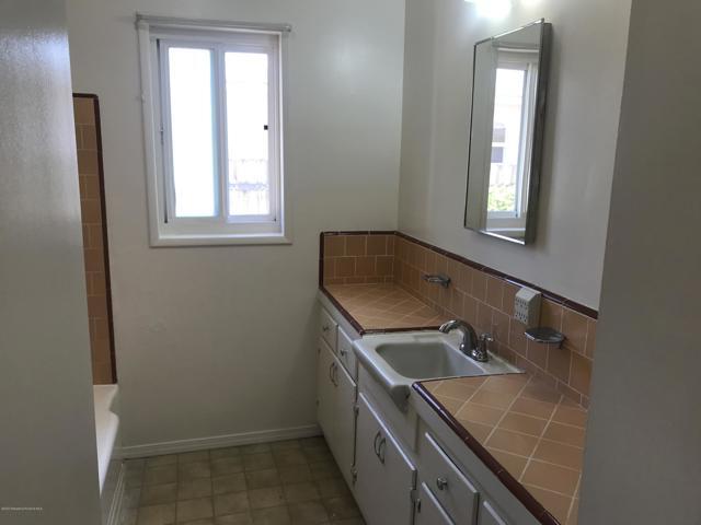 Building Photo - 840 E Florence Ave