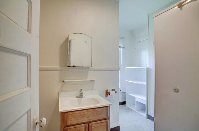 Bathroom 2 - 1111 Mound St
