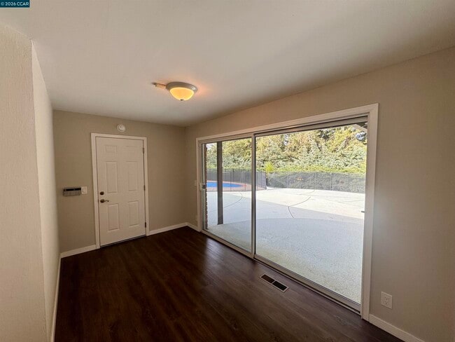 Building Photo - 62 Winding Glen