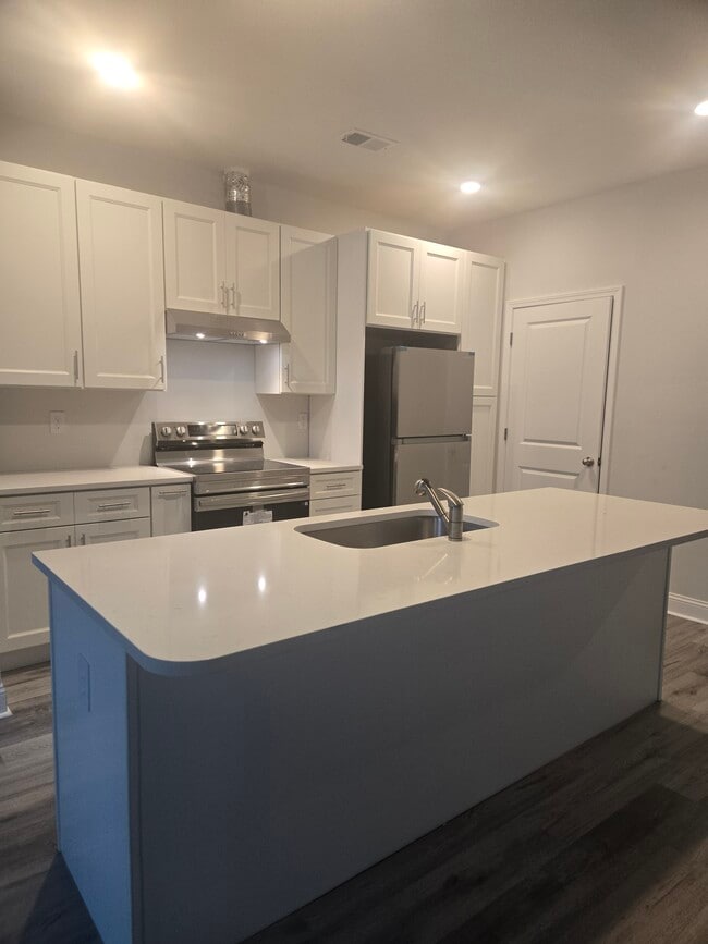 Building Photo - 2755 Monaca Dr