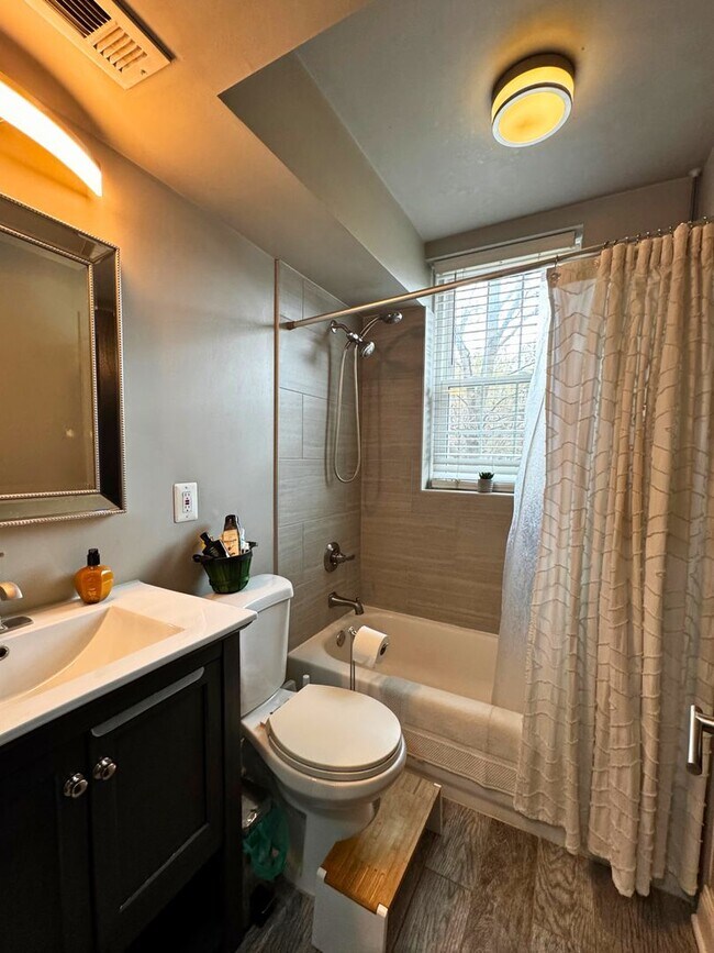 Building Photo - Modernized Fully Furnished 1BR, 1BA Condo at Arbors of Arlington