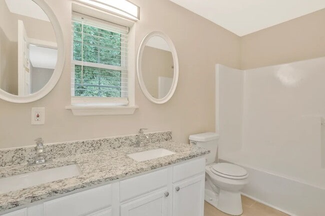 Building Photo - 255 Oak Lake Dr