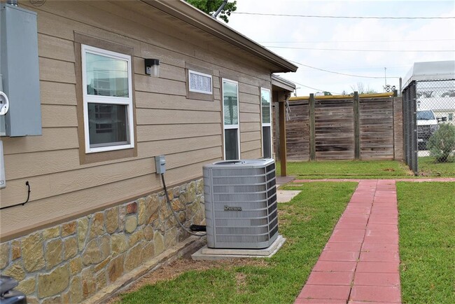 Building Photo - 412 Pecan St