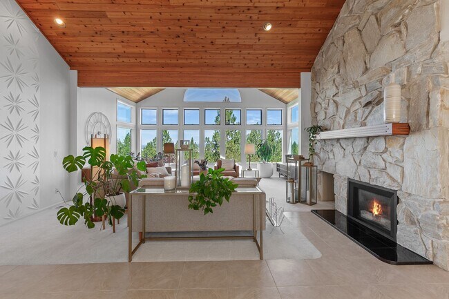Building Photo - Beautifully Remodeled Execute Home - Parti...