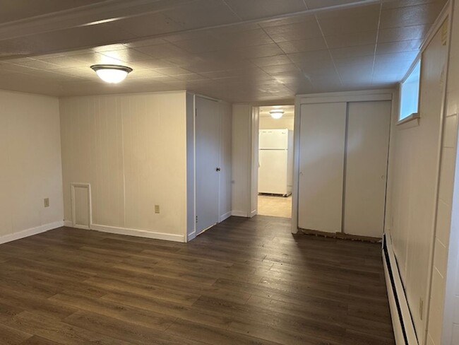 Building Photo - Lower Level 1 Bedroom 1 Bathroom Apartment...