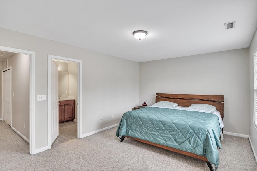 Building Photo - 255 Hampshire Downs Dr
