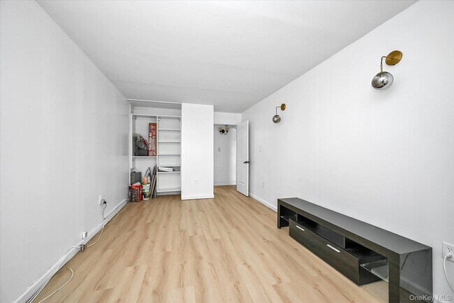 Building Photo - 725 Miller Ave