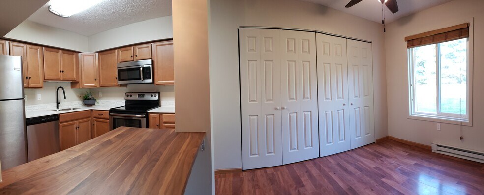 Building Photo - 720 W Village Rd