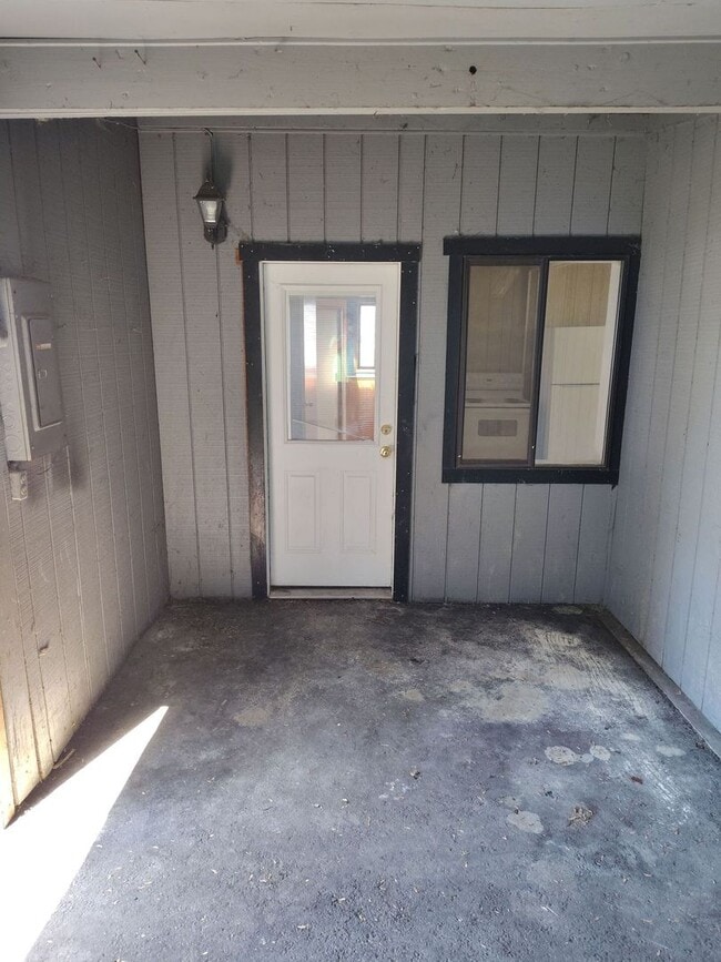 Building Photo - Great 2-bedroom home close to downtown