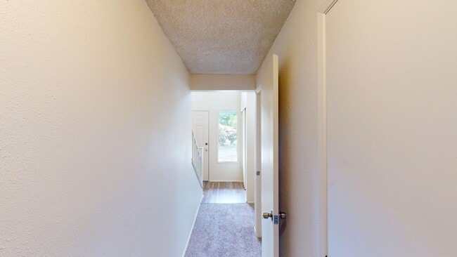 Building Photo - Charming Condo in the Heart of Oak Harbor!...