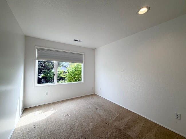 Building Photo - 3695 Sqft. Redondo home near Puget Sound!
