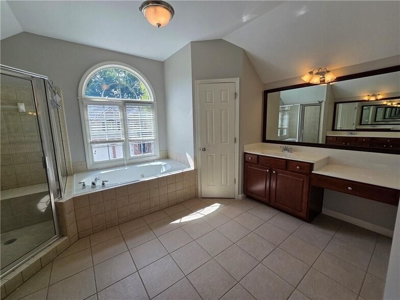 Building Photo - 624 Maple Grove Way