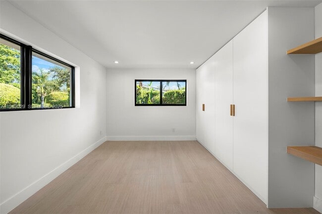 Building Photo - 10945 SW 75th Ct