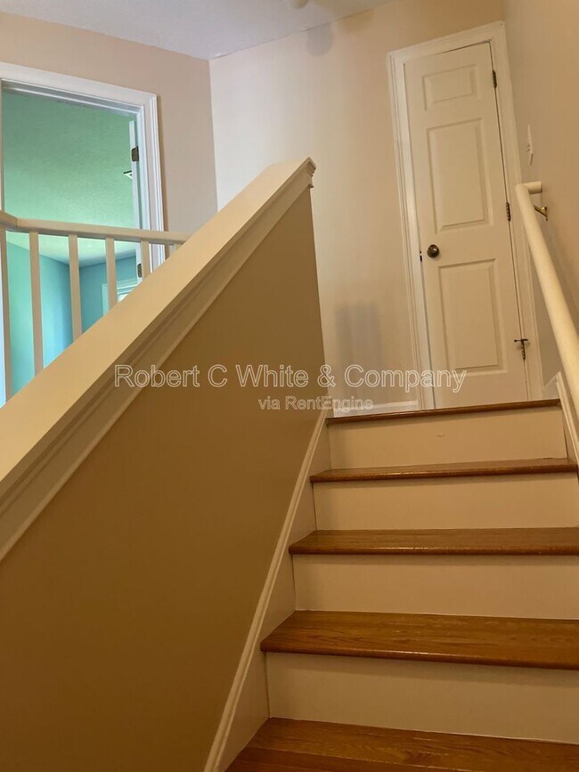 Building Photo - 402 Cambridge Cmns