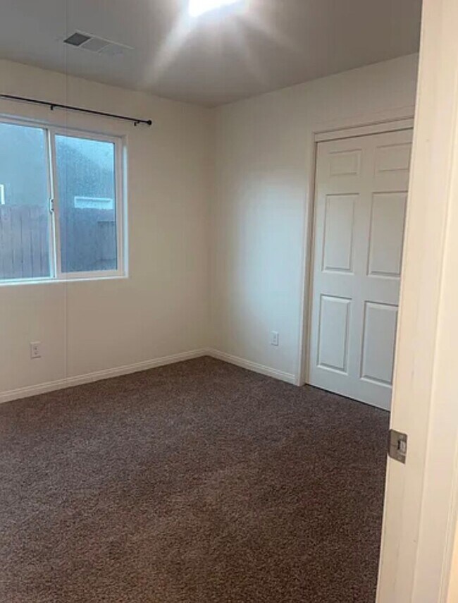 Building Photo - New 3 bedrooms 2 bath home move in ready