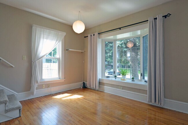 Building Photo - 3BD Home with Deck, Fenced Yard & Garage—S...