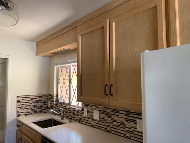 Building Photo - Spacious house with hardwood, handicap ramps, pet friendly, large garden with fruit trees