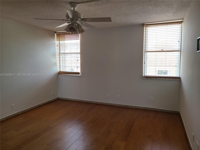 Building Photo - 2881 NE 33rd Ct