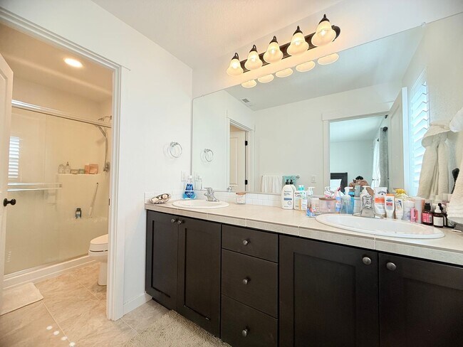 Building Photo - Updated 4 Bedroom Home with Stunning Private Backyard