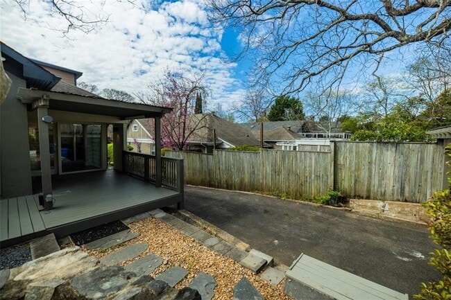 Building Photo - 620 Park Dr NE