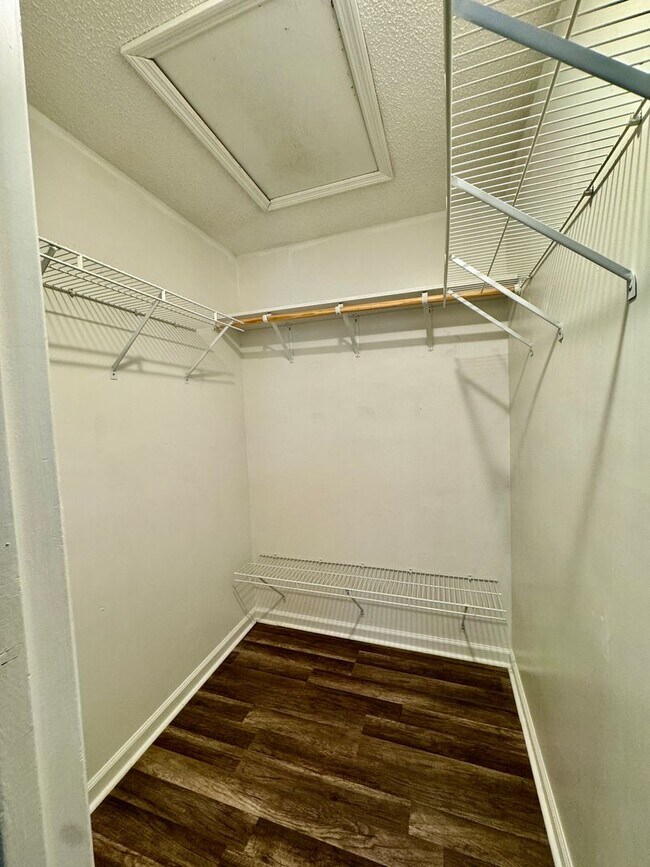 Building Photo - 4 Bedrooms/2 Bath Ranch Home!