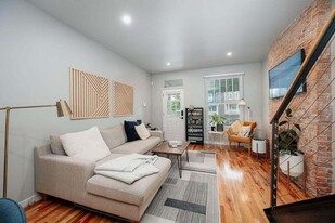 Building Photo - 1151 Summit St