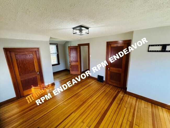 Building Photo - Downtown St. Charles 4BR Home | Walk to Main Street | Garage + Yard