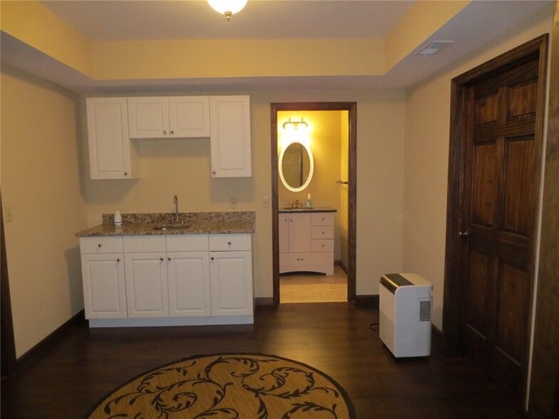 Building Photo - 220 Lantern Ridge Ct