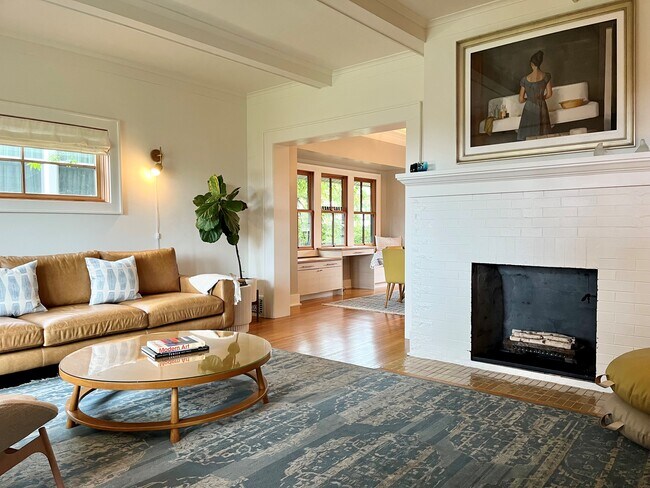 Building Photo - 3029 19th Ave S