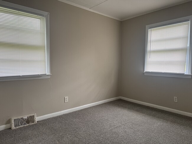 Building Photo - 406 E Park Dr
