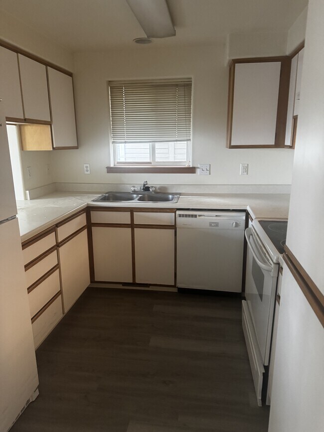 Building Photo - 1511 Hollyhock Dr