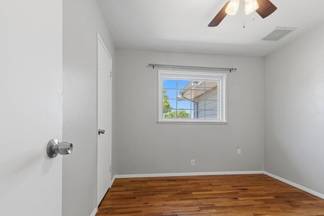 Building Photo - 3 Bedroom 2 Bath Conveniently Located House!