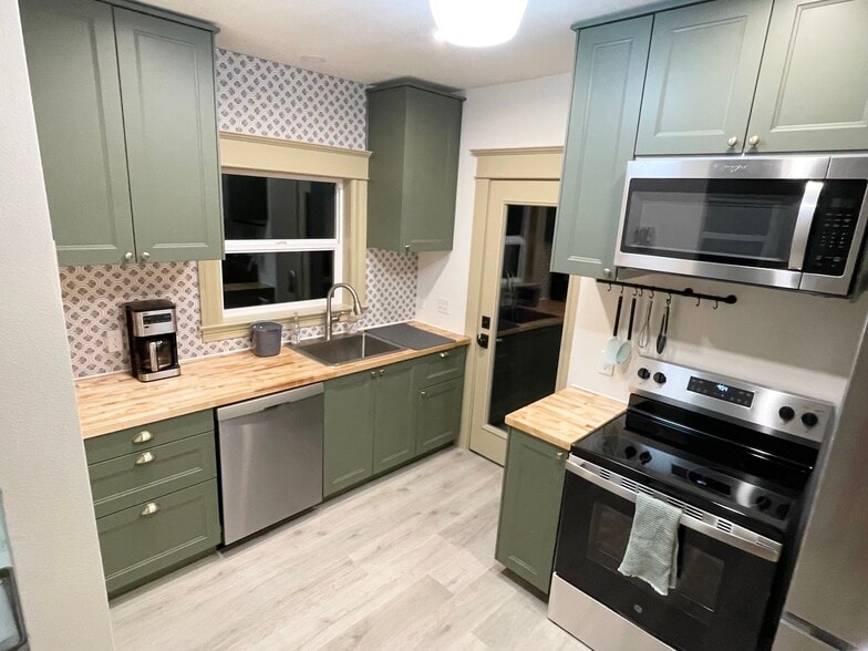 Building Photo - 729 NE Shaver St