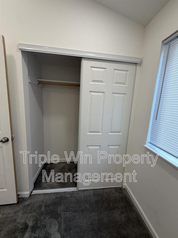 Building Photo - 1332 Langholm Dr