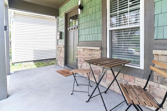 Building Photo - Fully Furnished 2BD Duplex in the Heart of downtown Indy!