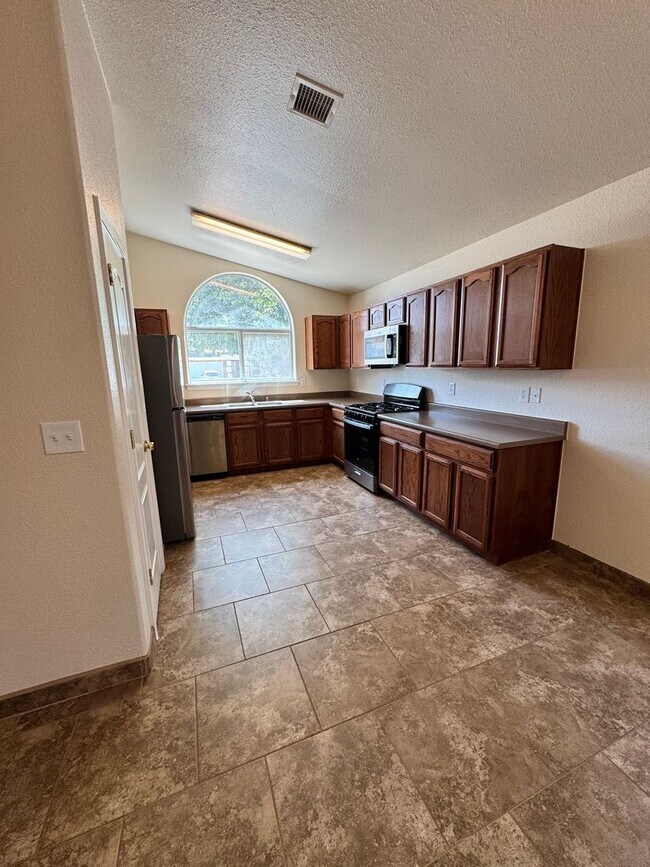 Building Photo - 1326 Magoffin Pl